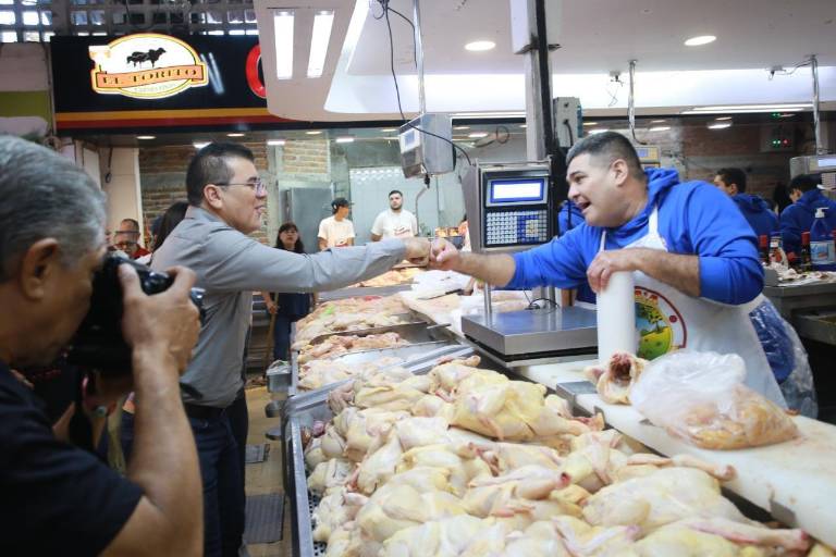 Alcalde de Mazatlán realiza visita al tianguis de la Juárez