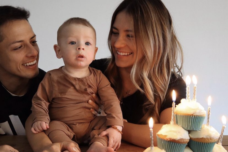 Chicharito Hernández y Sarah Kohan celebran el cumpleaños de su hijo