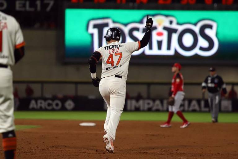 Con gran pitcheo y el batazo de Cruz, los Naranjeros igualan la serie ante Mayos