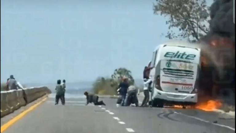 Un camión de pasajeros se incendió cuando circulaba por la autopista Culiacán-Los Mochis.