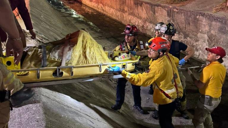 Personal de Bomberos Mazatlán realizó maniobras de extracción y brindaron atención prehospitalaria a la persona accidentada.