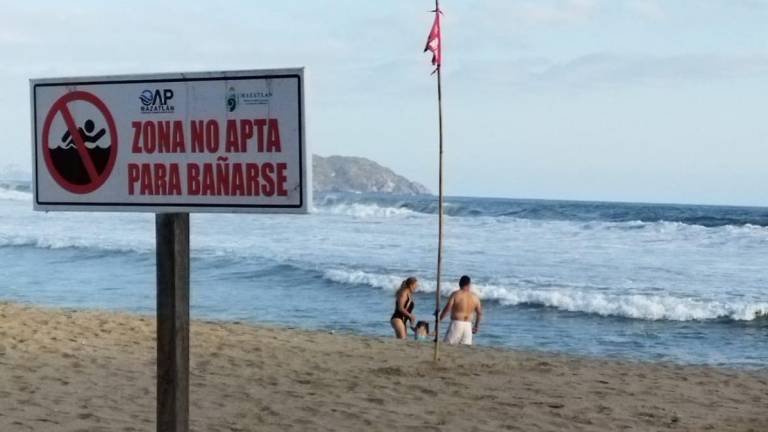 Las actividades de playa en Mazatlán fueron restringidas debido al mar de fondo.