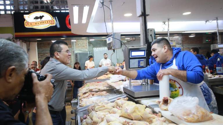 Además del tianguis de la Juárez, el Alcalde Édgar González visitó el Mercado Municipal Miguel Hidalgo.
