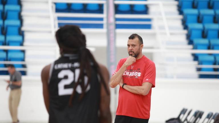 El coach de Venados Basketball, Guillermo Correa, confía en que los elementos locales lleguen en su mejor nivel al inicio de la temporada 2023 del Cibacopa.