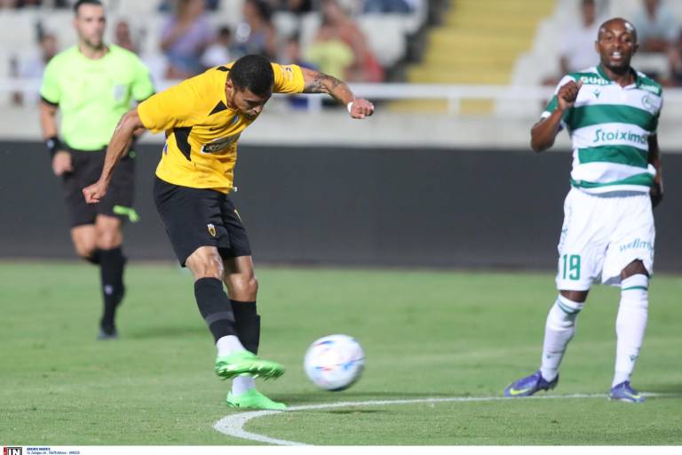 Orbelín Pineda marca su primer gol con el AEK de Atenas