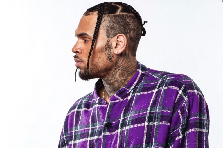 Arroja Chris Brown celular de fanática en Alemania