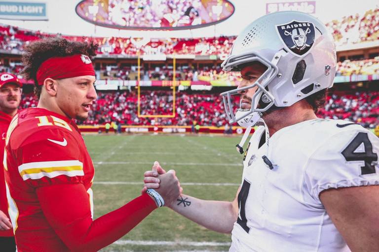 Chiefs se llevan fácil triunfo contra los inoperantes Raiders