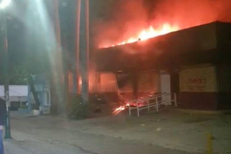 Queman oficina del INE; con pintas piden liberación de normalistas