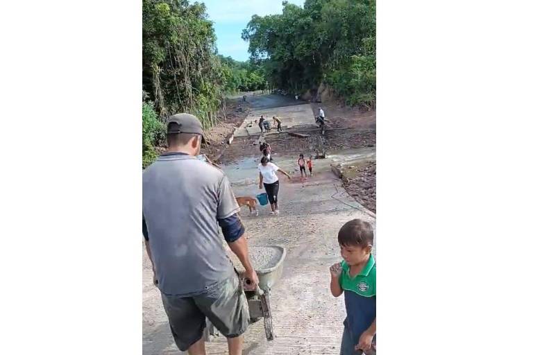 Reparan adultos y niños camino deshecho por lluvias, en Escuinapa