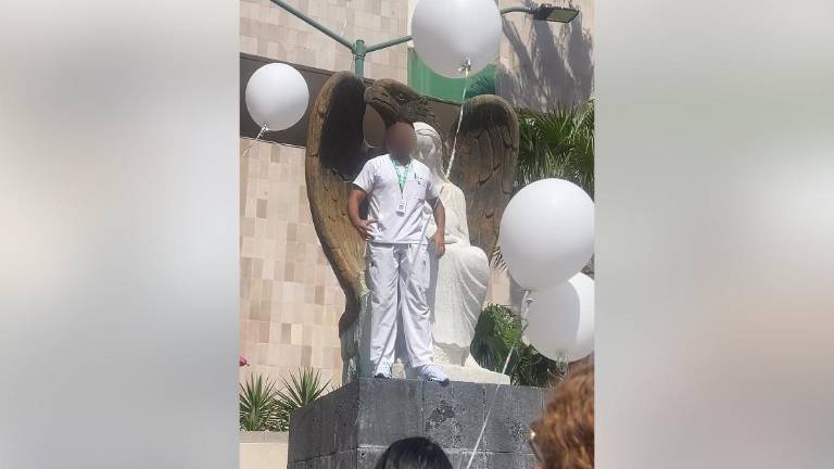 Compañeros de Abel Elías realizaron un acto para honrar su memoria y exigir justicia, además de denunciar los riesgos que enfrenta el personal sanitario.