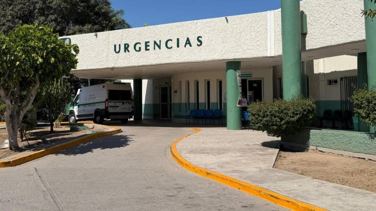 El herido fue ingresado al Hospital Rural del IMSS Bienestar de Villa Unión, donde fue estabilizado por el personal médico.