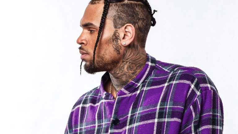 Arroja Chris Brown celular de fanática en Alemania
