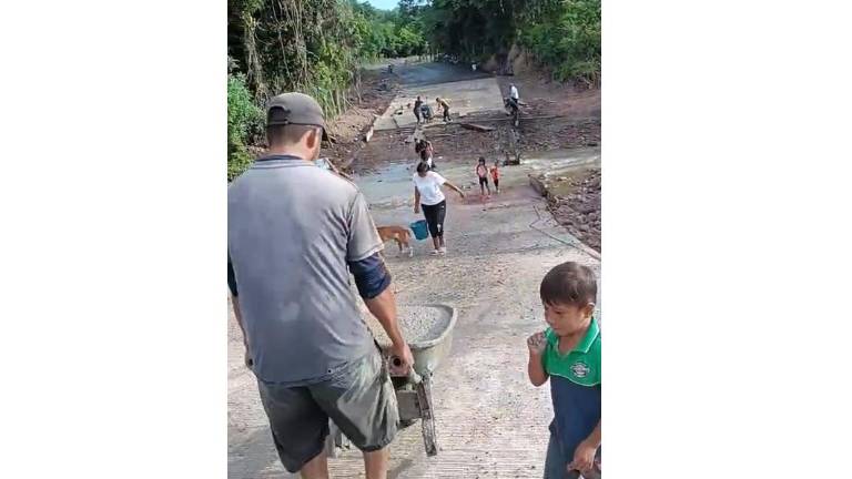 Vecinos del poblado reparan el camino.