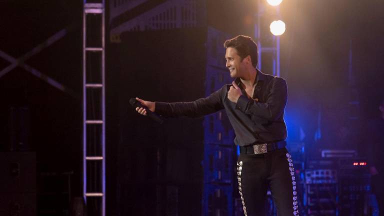 Diego Boneta como Luis Miguel.