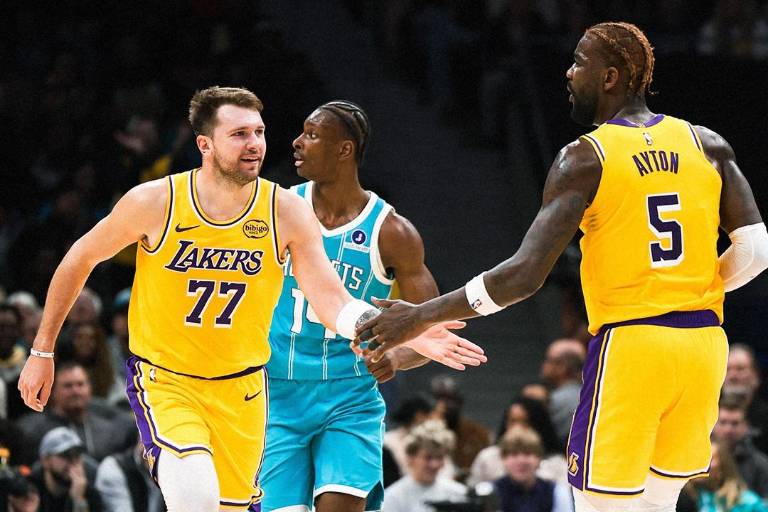 Doncic anota 38 puntos y Lakers domina tercer cuarto para lograr su sexta victoria en siete juegos