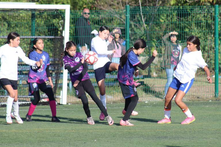 Unión vence a Leonas Piña, en selectivo municipal de futbol femenil