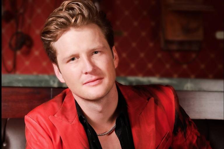 Celebra Alexander Acha a las mamás con el tema ‘Será porque te amo’