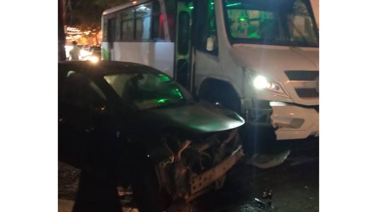 Un choque entre un camión urbano y un auto en pleno Centro de Mazatlán dejó personas lesionadas y generó afectaciones en la circulación este sábado.