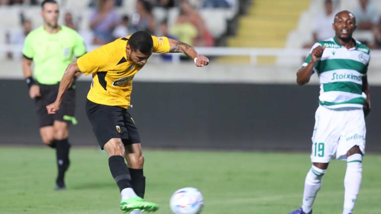 Orbelín Pineda marca su primer gol con el AEK de Atenas