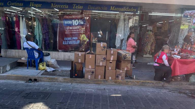 Vendedores ambulantes colocaron mercancía y cajas sobre la banqueta de la calle Leandro Valle, pese a que el espacio había sido liberado para peatones.