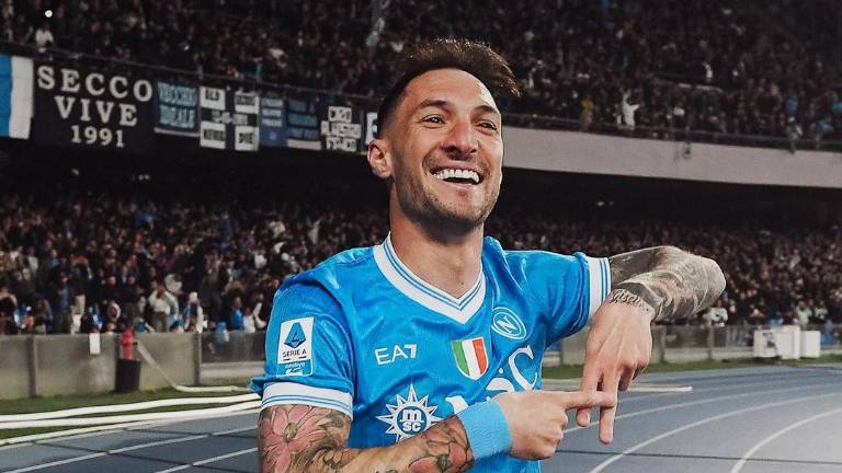Matteo Politano celebra el gol con el que el Nápoles superó al Milán.