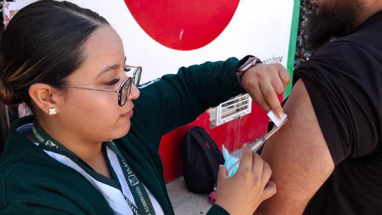 Personal del IMSS realiza jornadas de vacunación casa por casa en Villa Unión, como parte de las acciones preventivas para frenar la propagación del sarampión.