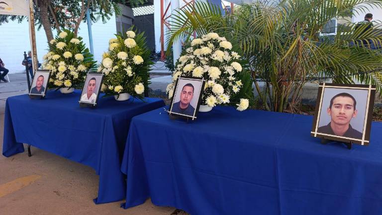 Elementos de Seguridad Pública rindieron este jueves un homenaje a los cuatro policías asesinados en Escuinapa.