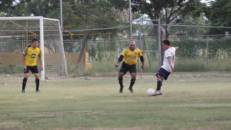 Dr. Nares continúa invicto en Liga de Futbol Intermédicos