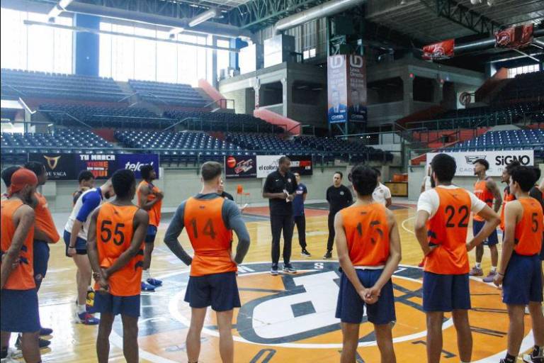 El coach Derrick Alston ya está en casa de Pioneros de Los Mochis