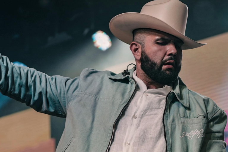 Estrena Carín León su disco titulado ‘Colmillo de leche’