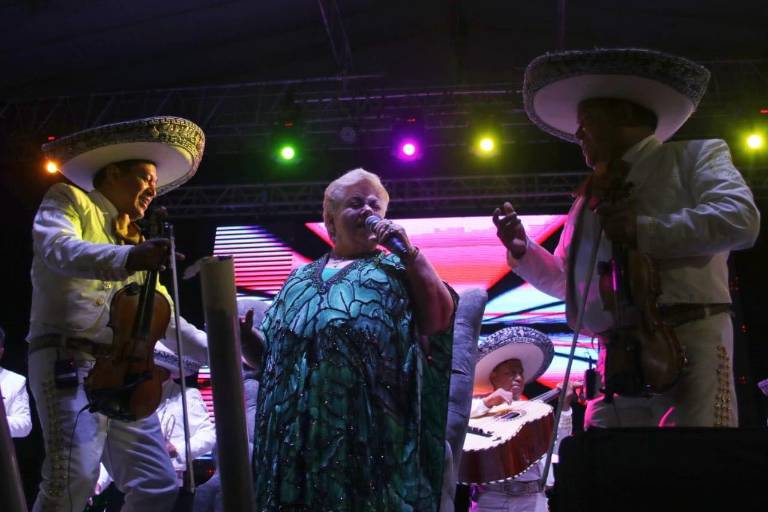 ‘No sean gachos’ señala Paquita la del Barrio al recibir muñeco de Dr. Simi en concierto