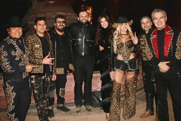 Festeja Carín León a sus trabajadores regalando un auto