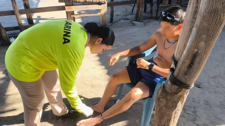 Elementos de sanidad naval brindaron atención médica a bañistas.