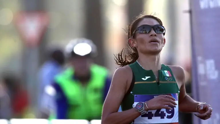 Laura Galván se proclamó campeona del medio maratón.