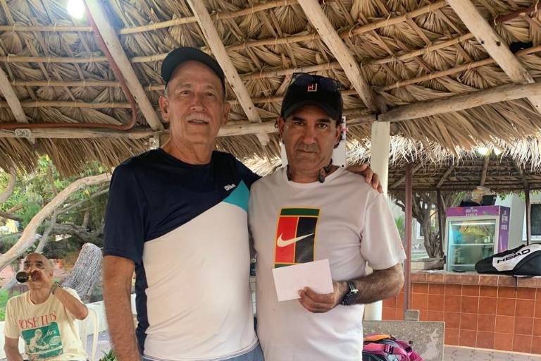Jorge Aviña se ciñe corona en el Torneo de Tenis en el Racquet Club