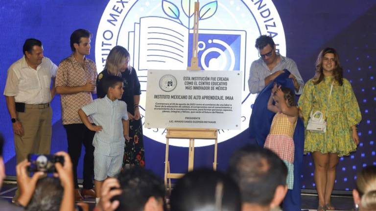 La familia Guzmán Reynaud y Guzmán Hays hicieron la develación de una placa conmemorativa a la inauguración del Instituto Mexicano de Alto Aprendizaje.