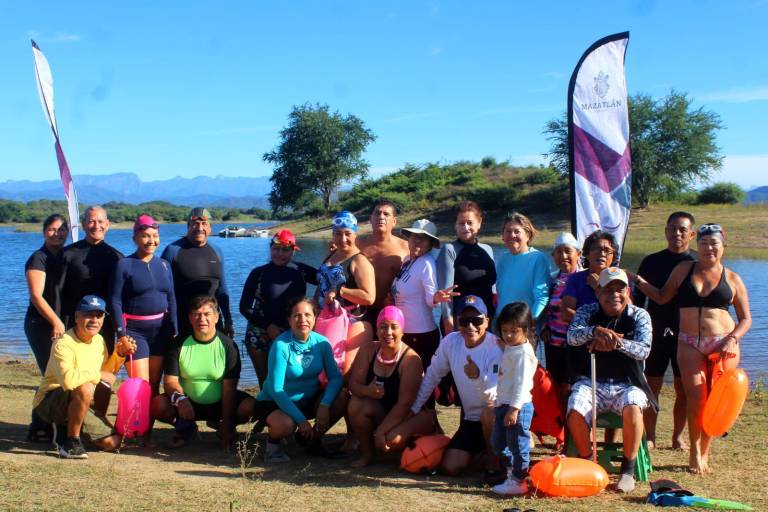Disfrutan nadadores mazatlecos de la presa Picachos
