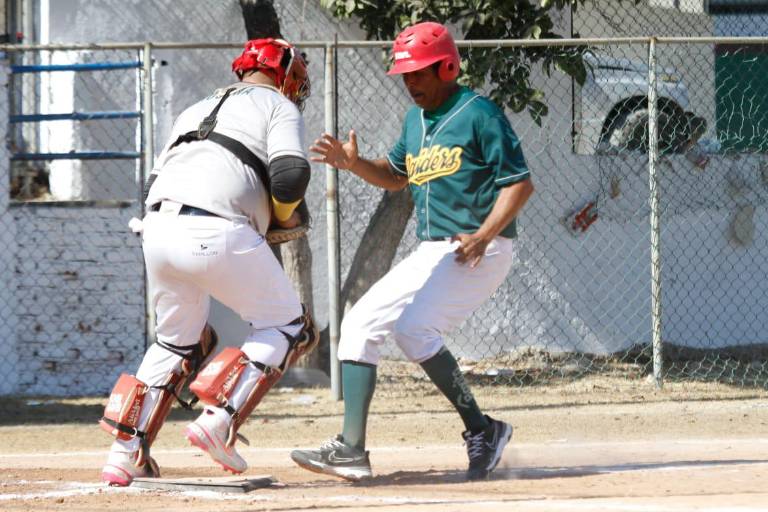 Recuerdan a Jesús Flores en partido amistoso de beisbol de ex Raiders