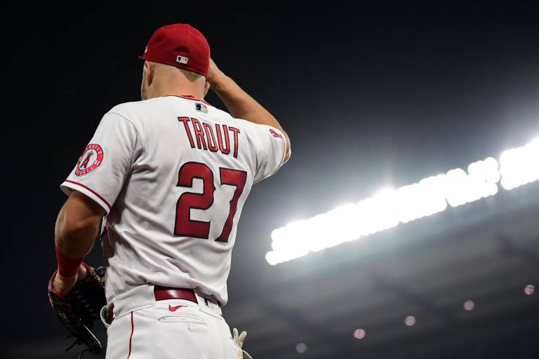 Mike Trout deberá operarse la rodilla izquierda, pero podría volver este año