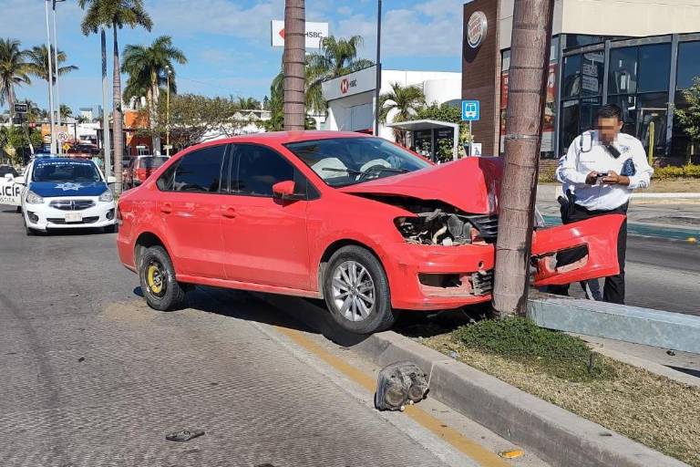 Auto derriba luminaria y choca contra palmera en la Zona Dorada
