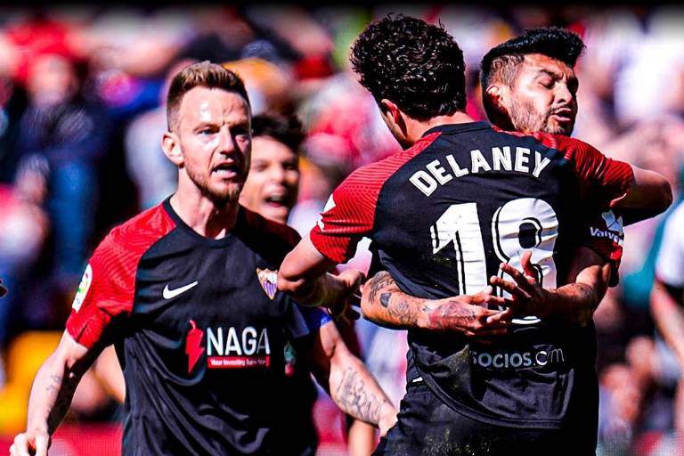 Tecatito Corona brilla con asistencia en empate del Sevilla