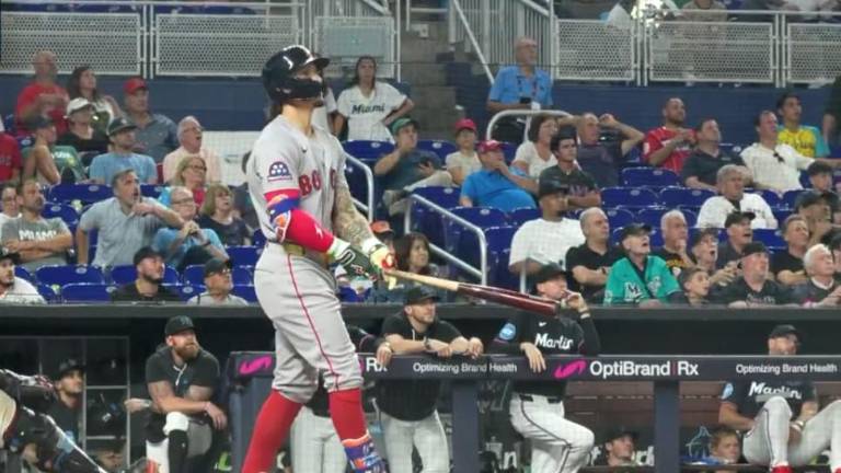 Jarren Durán observa su grand slam, el cual le dio el triunfo a los Medias Rojas en 11 entradas.