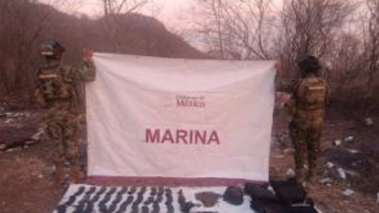 Elementos de la Marina resguardan el armamento asegurado en Elota.