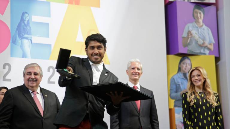 Tenoch Huerta es galardonado en el Estado de México