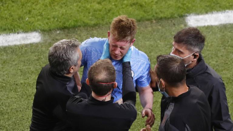 Kevin De Bruyne, del Manchester City, abandona el campo tras tener un choque con Antonio Rudiger del Chelsea durante la final de la Liga de Campeones.