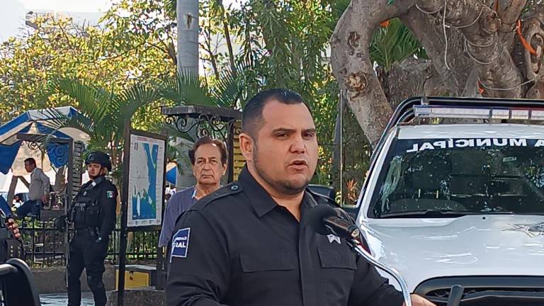 Jaime Othoniel Barrón Valdez da el saldo de la primera fase del operativo de Semana Santa en Mazatlán.