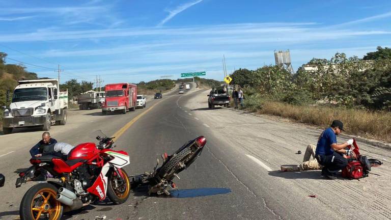 Dos motocicletas chocaron en la salida norte de Mazatlán, dejando tres personas lesionadas.