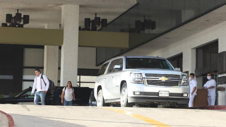 La comitiva presidencial espera al Presidente.