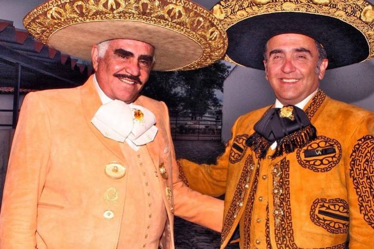 Vicente Fernández se encuentra grave; familiares acuden al hospital
