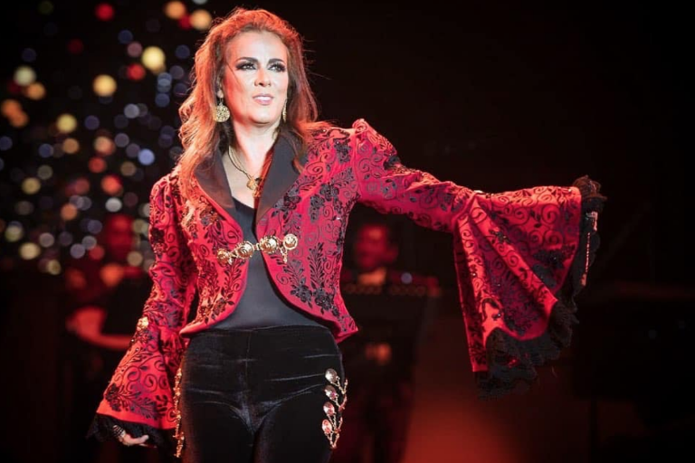 Edith Márquez se compromete en matrimonio delante de su público